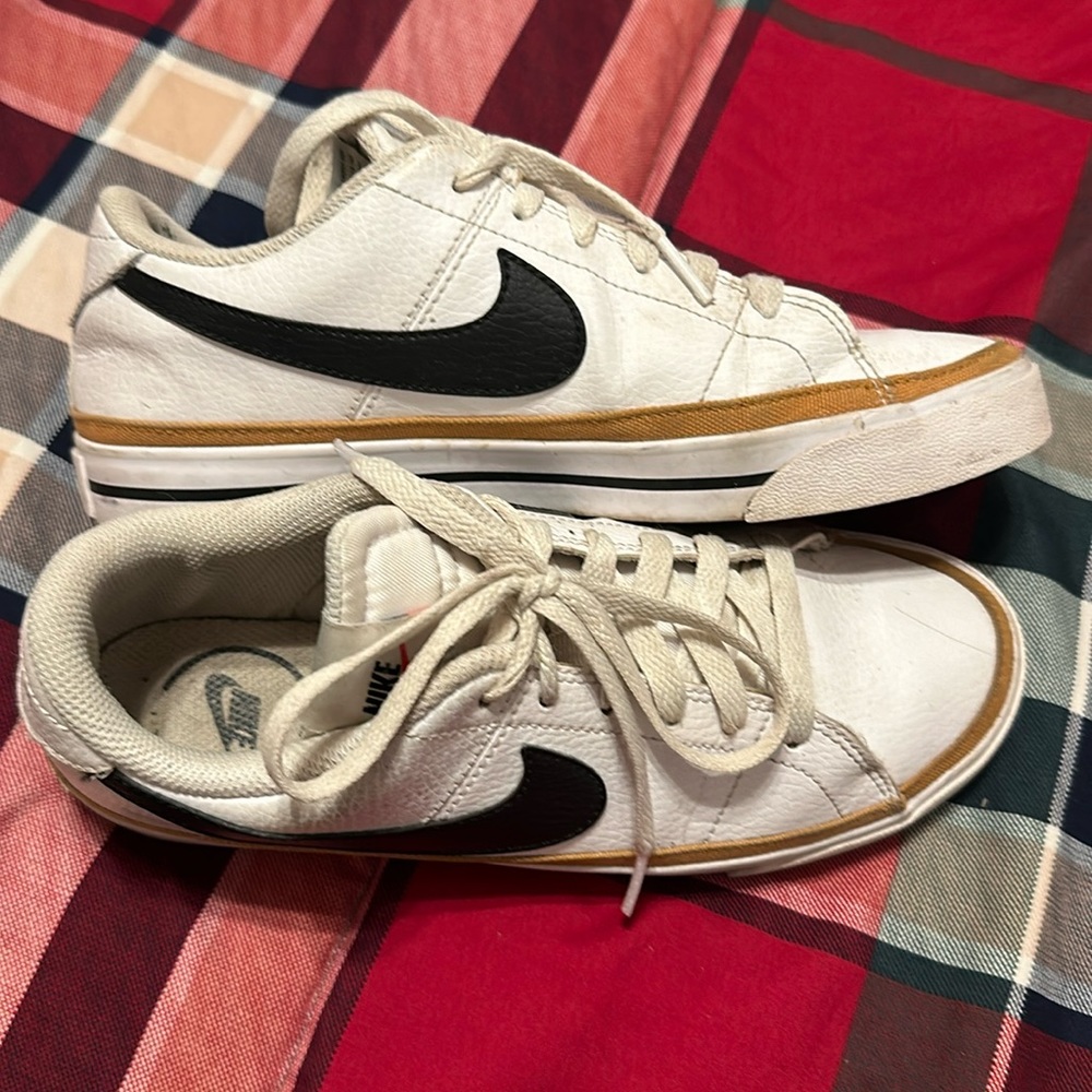 NIKE